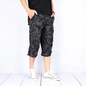 Detaillierte Ansicht der Herren Camouflage Cargo Shorts mit großen praktischen Taschen