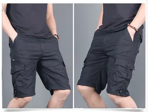 Vue détaillée du short cargo noir pour homme avec poches multiples et ourlet à cordon