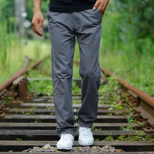 Lässige Herrenhose aus reiner Baumwolle mit geradem Bein in Dunkelgrau, ideal für die Freizeit