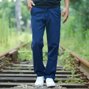 Herren-Freizeithose aus Baumwolle in Marineblau mit geradem Schnitt und lockerer Passform