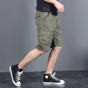 Short cargo pour homme vert olive avec plusieurs poches et une taille élastique confortable