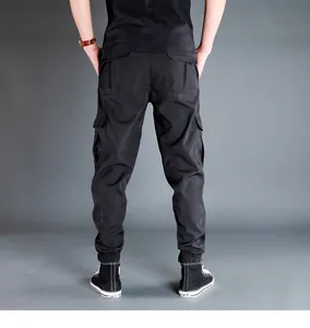 Vista posteriore pantaloni cargo neri da uomo con tasche laterali e polsini alle caviglie
