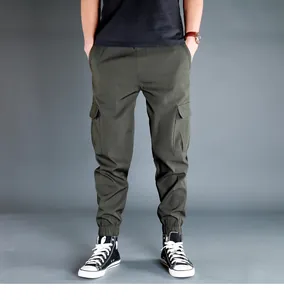Dettaglio dei pantaloni cargo jogger da uomo verde oliva con tasche laterali ed elastici