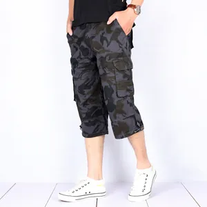 Modische leichte Herren-Cargohose im Camouflage-Look mit funktionellen Taschen für den Sommer