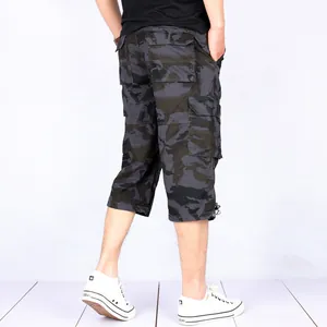 Rückansicht der leichten Camouflage-Cargo-Caprihose für Herren in Dunkelgrau