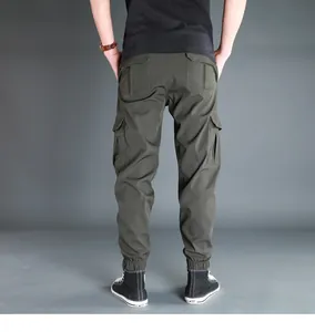 Vista posteriore pantaloni cargo uomo verde oliva con tasche e polsini elastici
