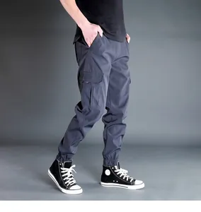 Pantaloni cargo grigio scuro uomo con tasche laterali a patta e polsini elasticizzati