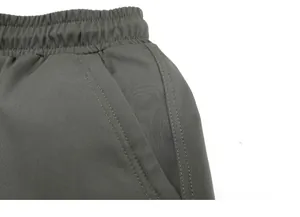 Dettaglio dell'elastico in vita e delle cuciture rinforzate delle tasche dei pantaloni