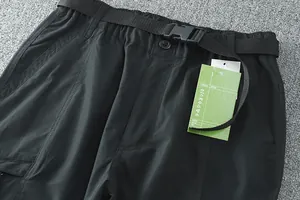 Vue détaillée du pantalon de randonnée noir à séchage rapide avec ceinture ajustable et étiquette