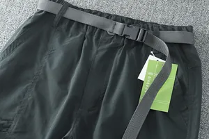 Détail du pantalon de randonnée séchage rapide pour homme avec ceinture grise et boucle.