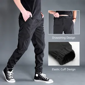 Pantaloni cargo neri da uomo con coulisse in vita e polsini elastici sulle caviglie