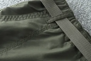 Détail du pantalon de randonnée vert olive séchage rapide avec ceinture incluse