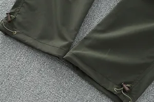 Gros plan sur le cordon de serrage réglable du pantalon de randonnée vert à séchage rapide