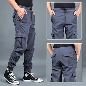 Lockere Herren Cargo-Jogginghose in Dunkelgrau mit mehreren Taschen und Kordelzug am Bund