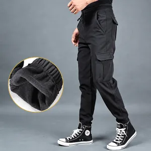 Gefütterte Cargo-Jogginghose für Herren in Schwarz mit elastischen Bündchen