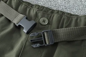 Gros plan d'un pantalon séchage rapide vert armée avec taille élastique et ceinture.