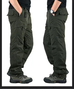 Vista laterale dettagliata dei pantaloni cargo da uomo verde oliva foderati in pile
