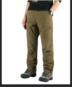 Vista completa dei pantaloni cargo da uomo verde oliva foderati in pile per l'esterno.