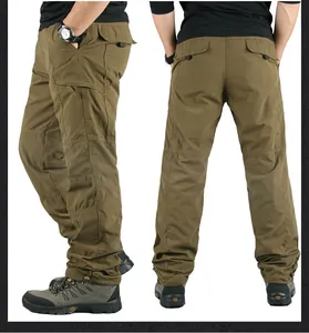 Vista posteriore e laterale dettagliata di pantaloni cargo invernali foderati da uomo marroni