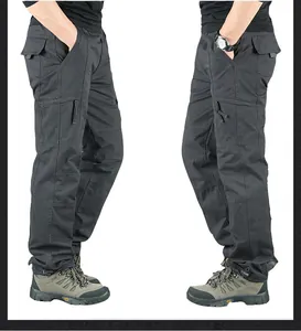 Vista laterale dettagliata dei pantaloni cargo caldi da uomo con fodera in pile spessa