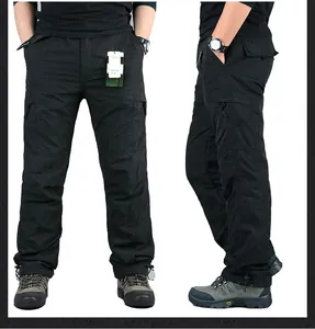 Dettaglio dei pantaloni cargo termici neri con design multitasche e vestibilità