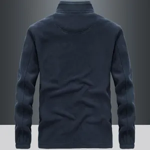 Vista posteriore di una calda giacca in pile blu navy da uomo per sport invernali