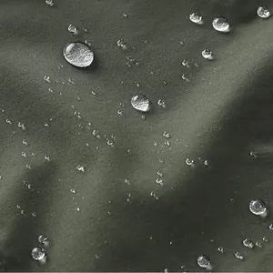Gros plan sur le tissu imperméable d'un pantalon de randonnée à séchage très rapide