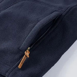 Dettaglio di una giacca outdoor in pile blu navy con una pratica tasca laterale con cerniera.