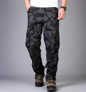 Robuste Herren-Cargohose im Straight-Fit-Stil mit schwarzem Camouflage-Muster