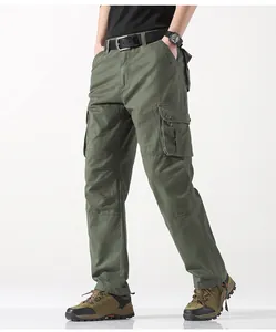 Detail der grünen Herren-Cargohose mit großen Seitentaschen und geradem Schnitt.