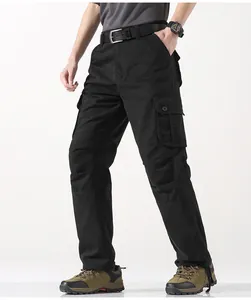 Herren Cargo-Hose in Schwarz mit funktionalen Taschen und geradem Schnitt in der Detailansicht.