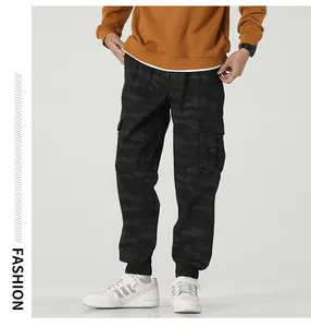 Dettaglio dei pantaloni cargo mimetici neri da uomo con polsini elastici e tasche