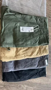 Detaillierte Ansicht gestapelter Herren-Cargohosen in den Farben Olivgrün, Khaki, Grau und Schwarz.