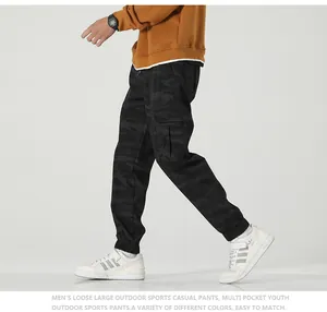 Dettaglio dei pantaloni cargo camouflage neri da uomo con multitasche