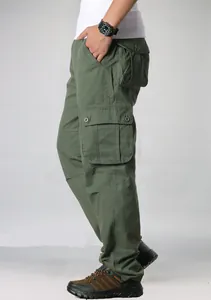 Vista laterale di pantaloni cargo verde oliva con ampie tasche laterali e dettagli