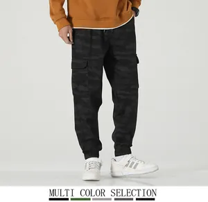 Vista dettagliata dei pantaloni jogger cargo mimetici neri leggeri da uomo multi tasche