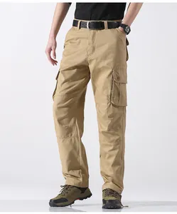Detailansicht der khakifarbenen Cargo-Hose mit mehreren Taschen für Herren im Outdoor-Stil
