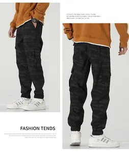 Dettaglio dei pantaloni cargo mimetici neri da uomo con grandi tasche laterali applicate