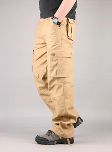 Detailansicht der khakifarbenen Cargo-Hose für Herren mit mehreren Taschen im lockeren Schnitt.