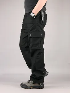 Seitenansicht der schwarzen Herren-Cargohose mit mehreren Taschen und robustem Stoff.