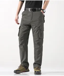 Detailansicht der praktischen Mehrfachtaschen an der olivegrünen Outdoor-Cargohose