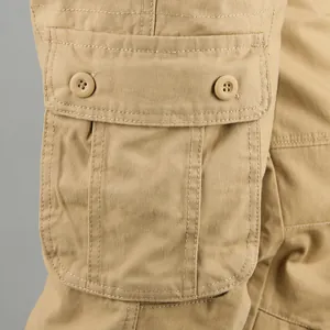 Vista dettagliata della tasca dei pantaloni cargo kaki resistenti con chiusura a bottone