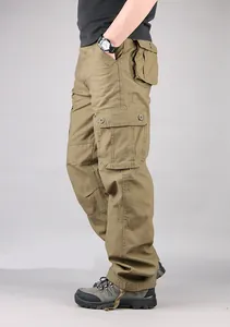 Seitenansicht einer strapazierfähigen, lockeren Khaki-Cargohose für Herren mit vielen Taschen