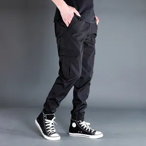 Pantaloni cargo neri professionali da uomo con tasche laterali e polsini elastici