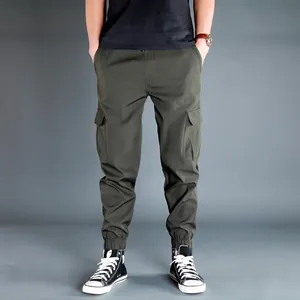Pantaloni cargo alla moda uomo verde militare con tasche laterali e polsini elastici