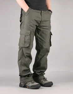 Detailansicht einer olivgrünen Herren-Cargohose mit mehreren Taschen und lockerer Passform.