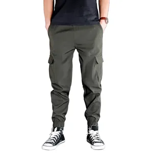 Pantaloni jogger cargo da uomo verde oliva con tasche laterali e polsini elastici alla caviglia