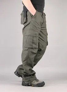 Nahaufnahme der Herren-Cargo-Hose von der Seite mit Fokus auf die funktionellen Seitentaschen