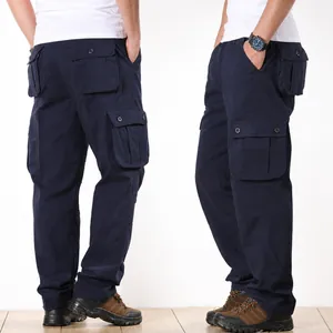 Dunkelblaue Cargo-Hose mit mehreren Taschen in Seiten- und Rückansicht.