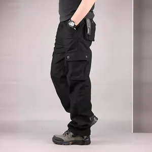 Schwarze Cargo-Hose für Herren mit mehreren Taschen, lockere Passform für Arbeit oder Freizeit.